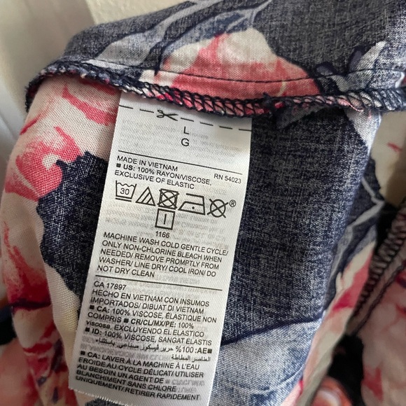 EUC Old Navy Wrap dress in Navy Floral 💙🩷 - Picture 4 of 5